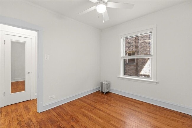 Building Photo - Large One Bedroom in Andersonville