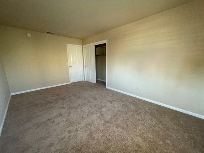 Building Photo - Large Open 4 Bedroom