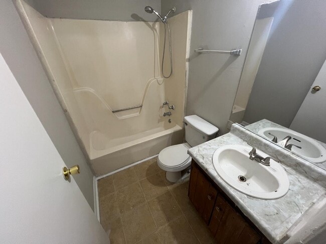 Building Photo - 818 Netherlands Dr