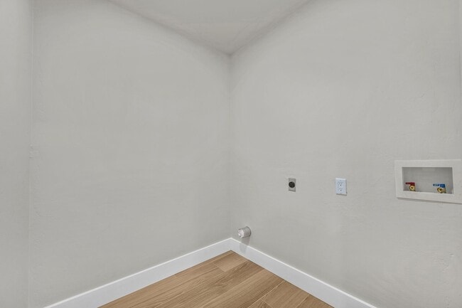 Building Photo - 5 Bedroom