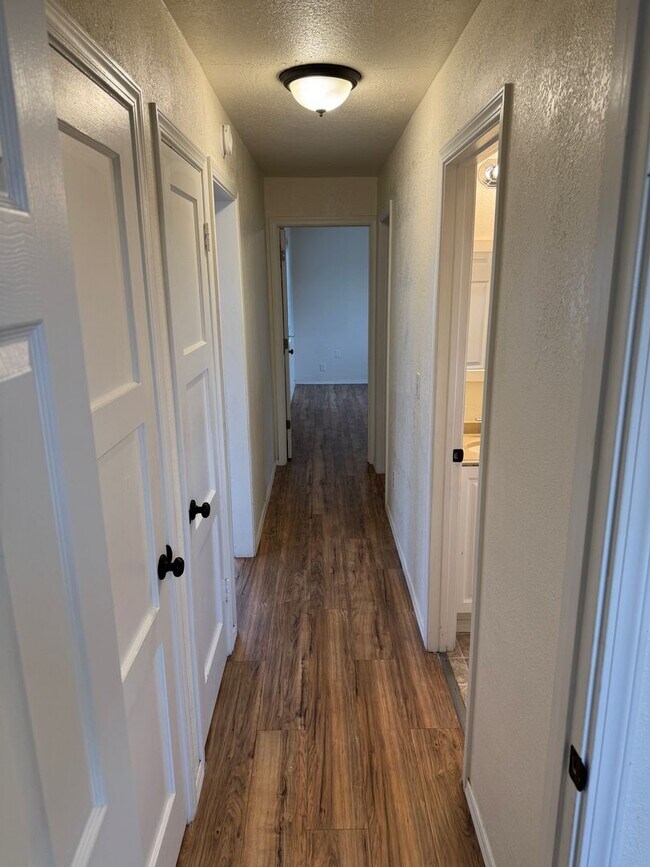 Building Photo - Updated 2 bedroom 1 bathroom house in Springfield!