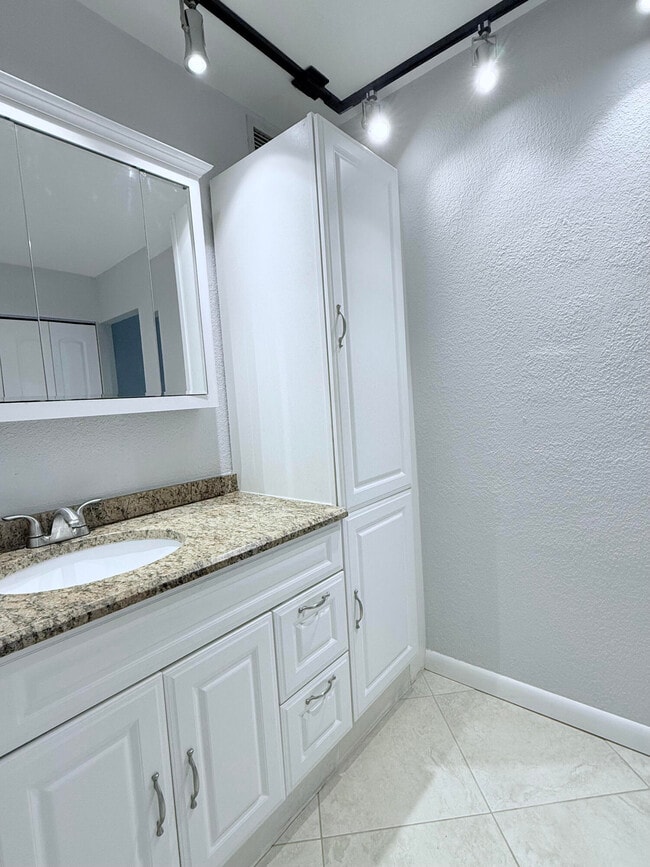 Building Photo - 401 Golden Isles Dr