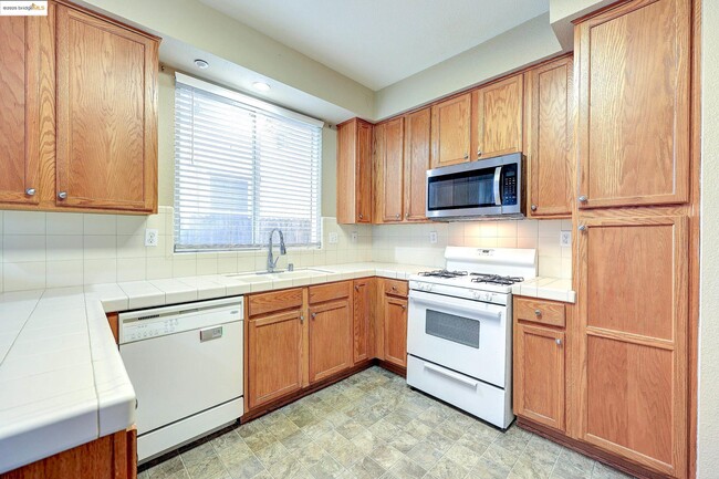 Building Photo - 220 Whispering Oaks Ct