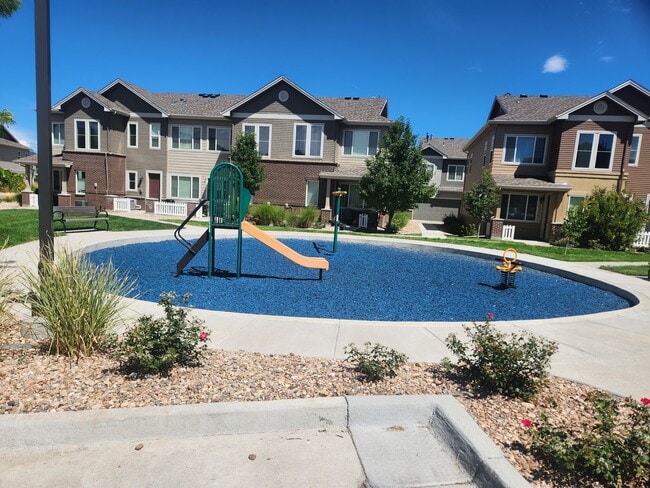 Building Photo - Townhome with great access to shopping, restauraunts and more!