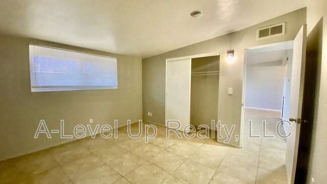 Building Photo - 742 E Holaway Dr