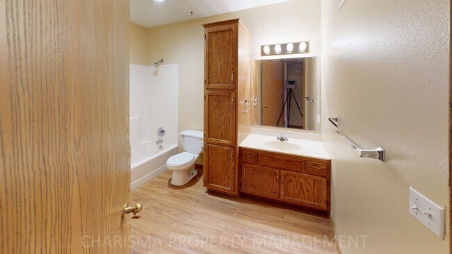 Building Photo - 2, BD IN BRANDON, JUST MINUTES FROM SF. CE...