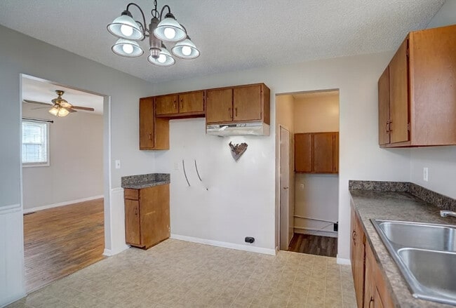 Building Photo - Cozy 2BR Home in Flint with Central AC, Washer/Dryer & Pet-Friendly for Only $800/Month!