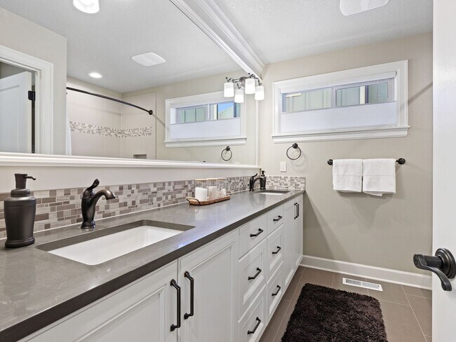 Building Photo - Beautiful & Bright Newer Home with Luxurio...