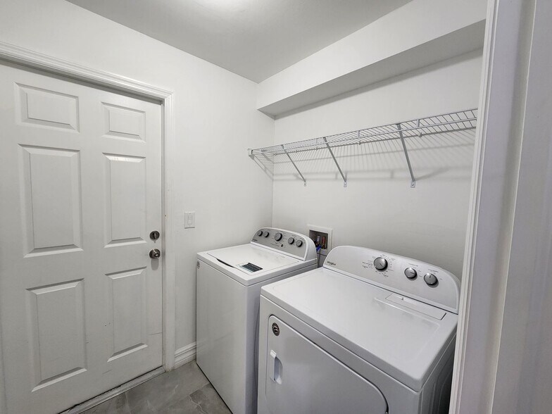 Building Photo - BEAUTIFUL 3 BR / 2 BA HOME RECENTLY REDUCED! MOVE IN SPECIAL 50% RECENTLY REDUCED!