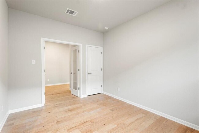 Building Photo - 204 Grn Knl Ln