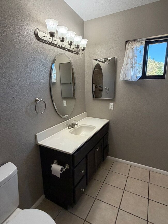 Building Photo - 3 bedroom 2 bath Next to PDS Elementary Sc...