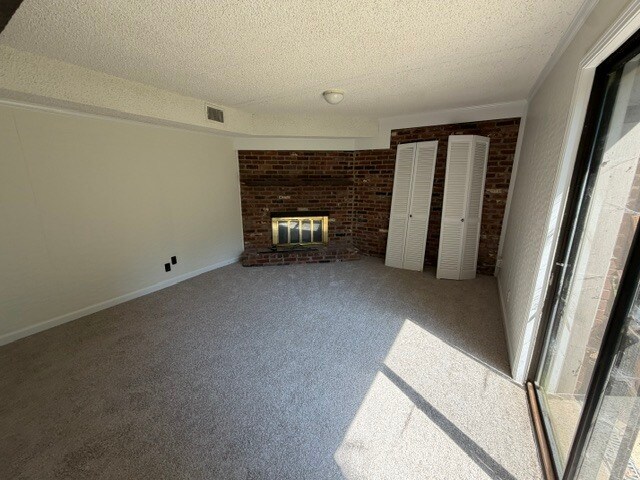 Building Photo - 2900 Moss Spring Dr