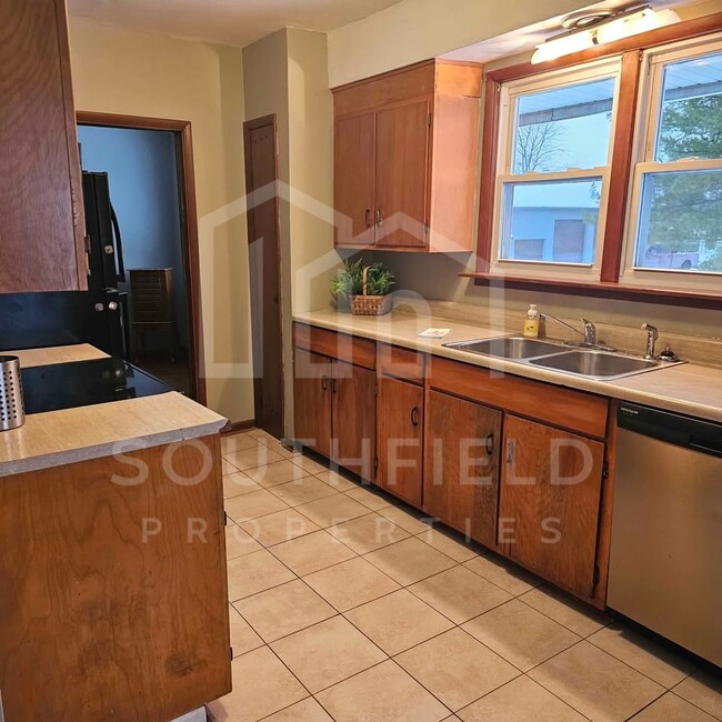 Building Photo - 5881 Elm St