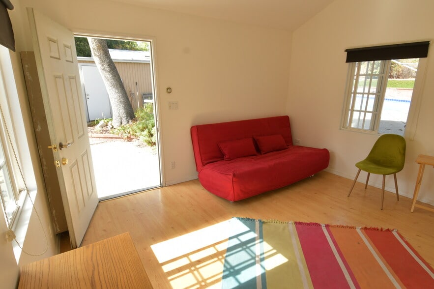 Studio - 1710 Oakwood St