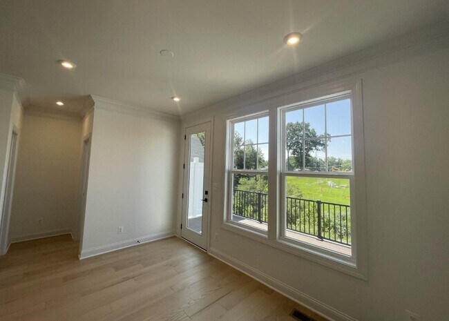 Building Photo - 4008 Varick St