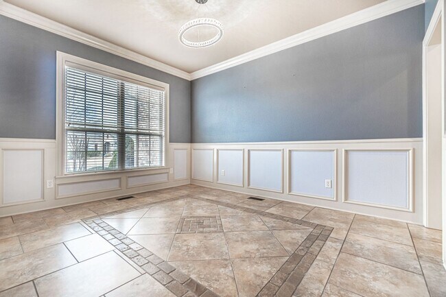 Building Photo - Gorgeous Rogers Home!