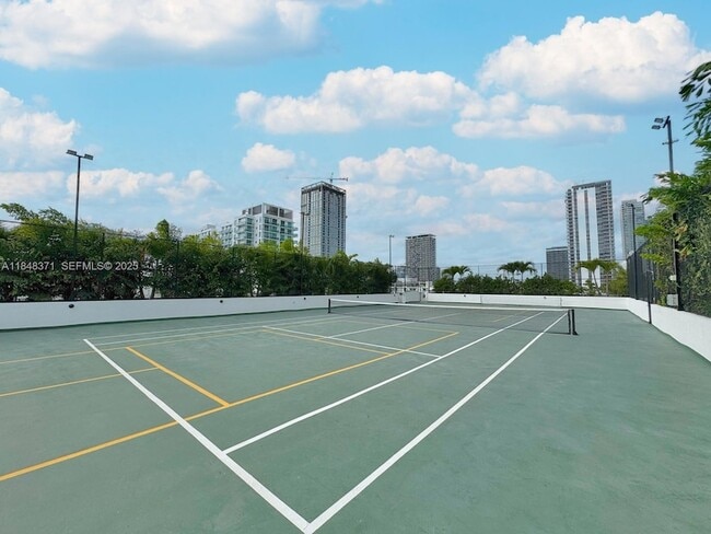 Building Photo - 700 NE 24th St