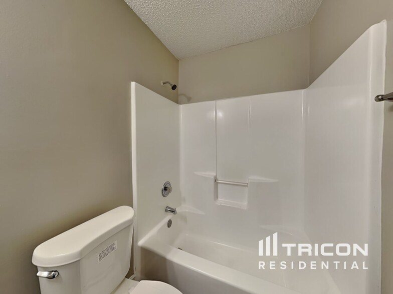 Building Photo - 607 Kingville Dr