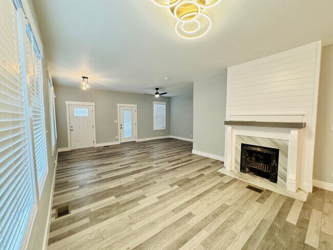 Building Photo - RATE DROP ALERT! (was $2600/month)