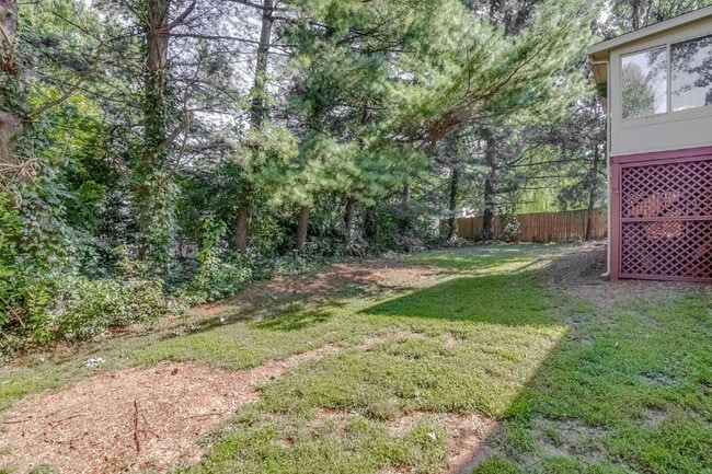 Building Photo - Modern Comfort and Convenience Await