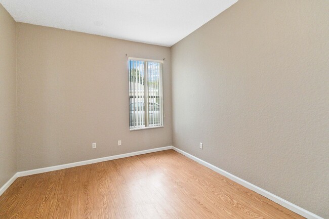 Building Photo - Nice 3/2 with Bonus Room in Oak Hammock Pr...
