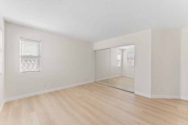 Building Photo - 4 Bed/2.5 Bath Vista Residence Beautifully Upgraded and Ready for Move In!