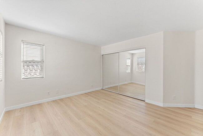 Building Photo - 4 Bed/2.5 Bath Vista Residence Beautifully...