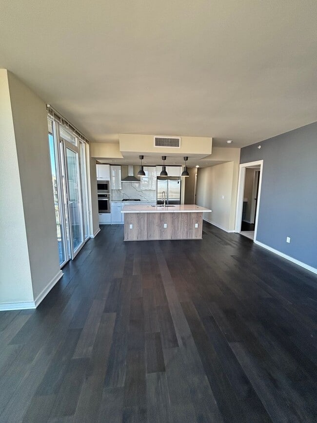 Building Photo - Views Galore, TOP FLOOR PENTHOUSE!!!