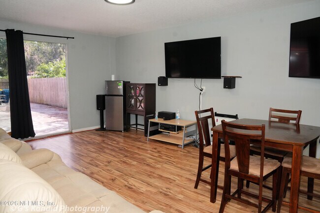 Building Photo - 2453 Wilmont Ave