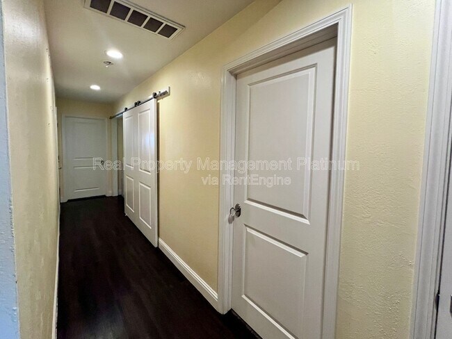 Building Photo - 1111 W San Jose Ave