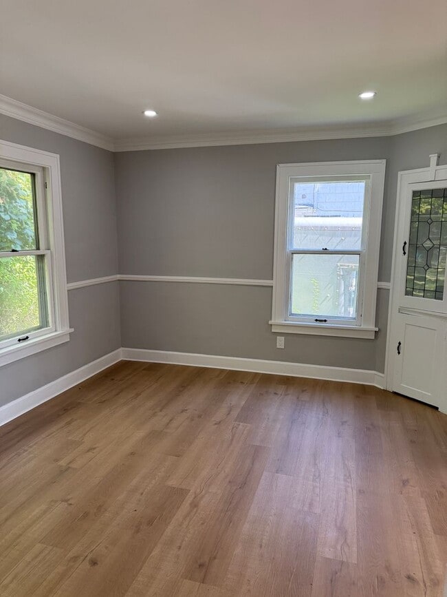 Building Photo - Bright modern home with large back yard!