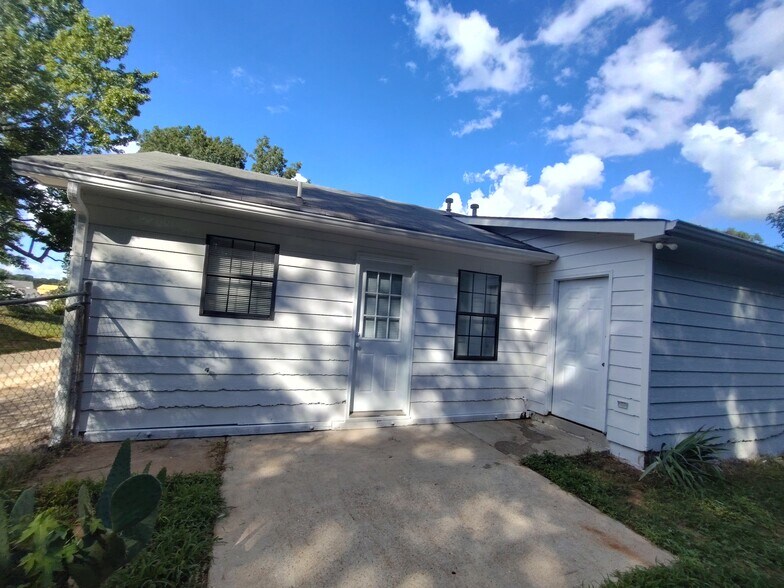 Building Photo - 4002 Warren Rd