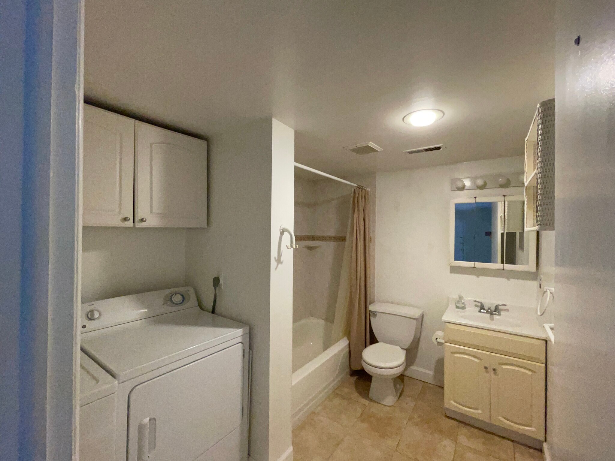 Building Photo - 1590 Alta Dr