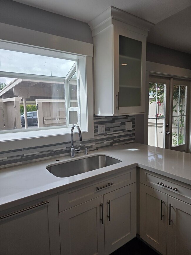 Building Photo - 2 Story 2bd/1.5ba  Townhouse near Commute ...