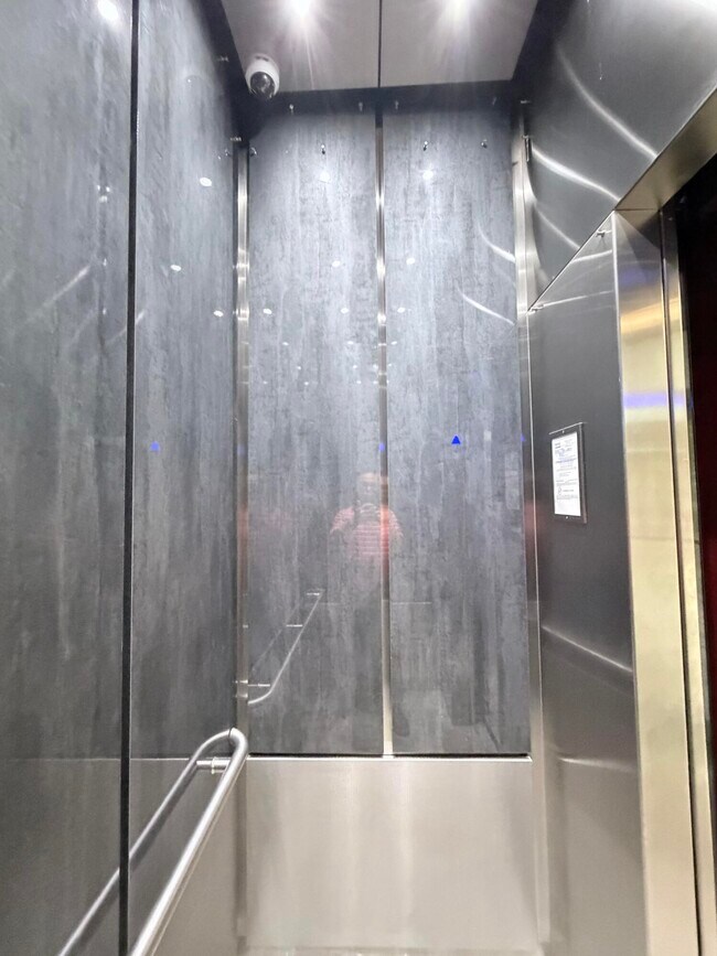 Building Photo - 1000 NE 14th Ave