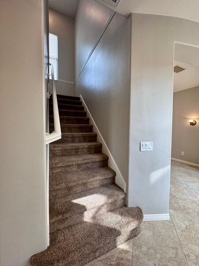 Building Photo - Discover this beautifully upgraded 5 bedro...