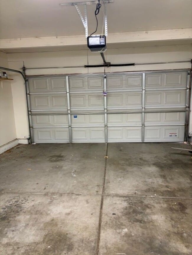 Building Photo - 3 Bed, 2.5 bath home in Carson City, Available 11/11