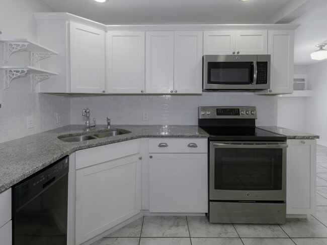 Building Photo - 2808 Clinton St S