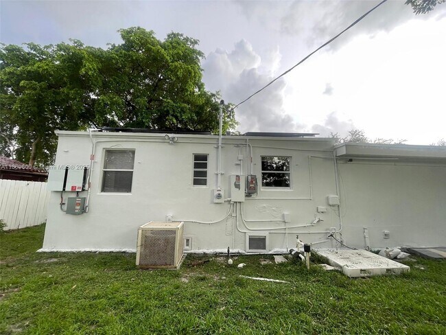 Building Photo - 2111 Adams St