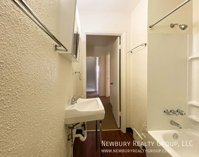 Building Photo - Charming Move-In-Ready 2-Bedroom Townhome