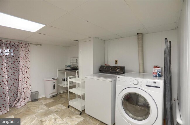 Building Photo - 83 Hillside Cir