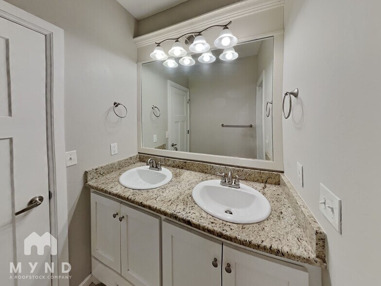 Building Photo - 12924 Firerock Cir