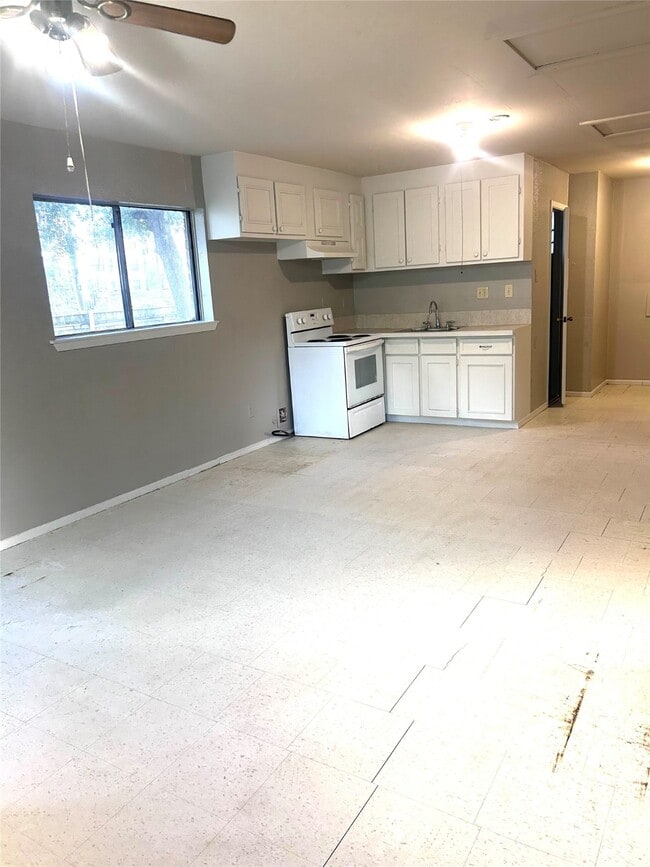 Building Photo - 7403 W Fuqua St