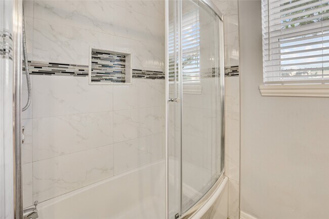 Building Photo - 5751 Creekbend Dr