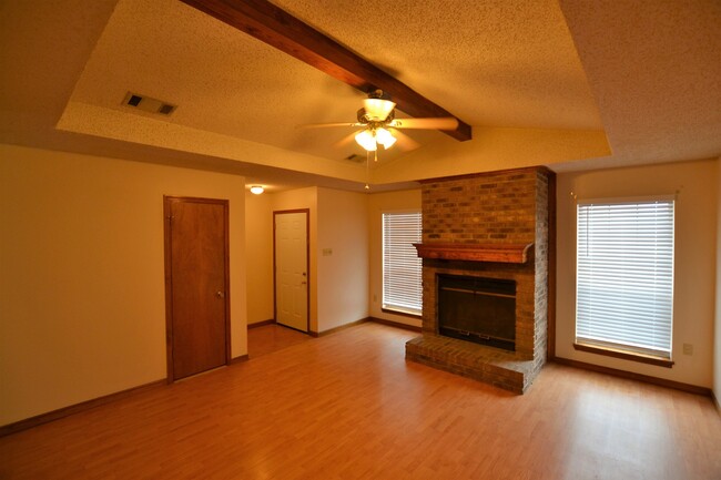 Building Photo - Newly updated 4 bedroom, 2 bath home in Me...