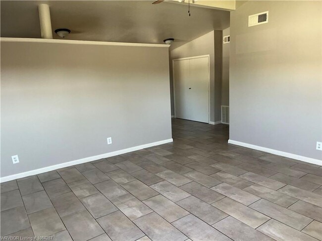 Building Photo - 3 bed, 2 bath, House.