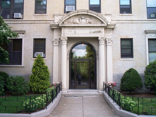 Building Photo - 61 Park Dr