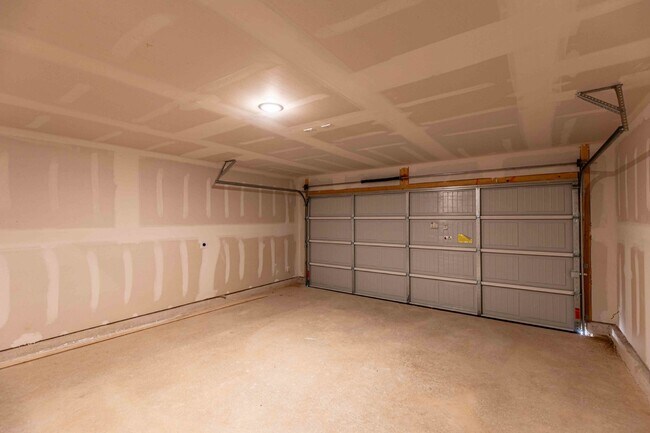 Building Photo - 9143 Coronal Rings