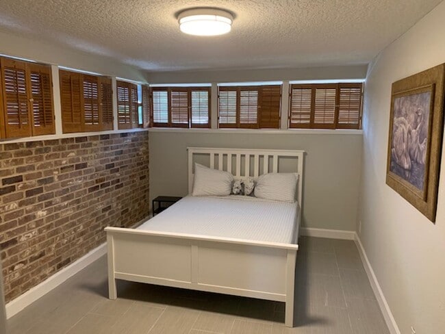 Building Photo - For Rent 4-Bedroom, 2-Bathroom single-family home