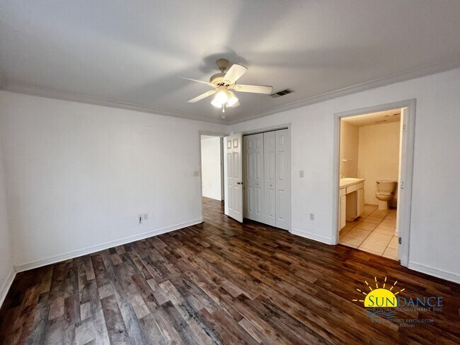Building Photo - Crestview Home with Beautiful NEW back deck!